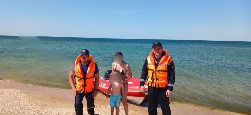 В Ленинском районе спасли сапбордистов, которых начало уносить в открытое море В Ленинском районе спасли сапбордистов, которых начало уносить в открытое море