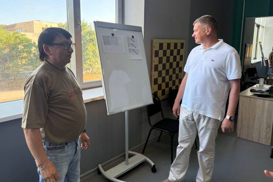 Александр Юрьев: В конце рабочего дня посетил наш Дворец спорта им. Ю.А. Гагарина, пообщался с тренерами и евпаторийцами, которые здесь занимаются Александр Юрьев: В конце рабочего дня посетил наш Дворец спорта им. Ю.А. Гагарина, пообщался с тренерами и евпаторийцами, которые здесь занимаются