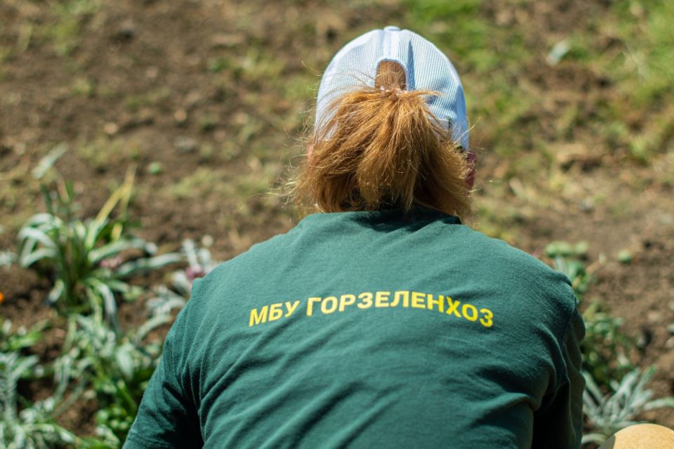 Сотрудники МБУ «Горзеленхоз» продолжают преображение нашего города! Сотрудники МБУ «Горзеленхоз» продолжают преображение нашего города!