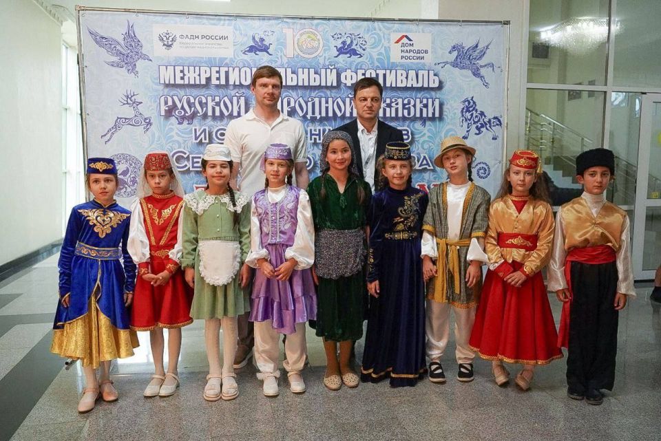 Команда Крыма завоевала титул в номинации «Лучшее музыкальное выступление» в Межрегиональном фестивале русских народных сказок, сказок народов Северного Кавказа и Республики Крым под названием «В тридевятом царстве…» Команда Крыма завоевала титул в номинации «Лучшее музыкальное выступление» в Межрегиональном фестивале русских народных сказок, сказок народов Северного Кавказа и Республики Крым под названием «В тридевятом царстве…»