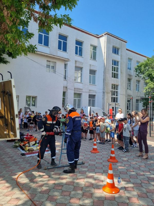 На волне безопасности. Отдых на пляже дарит не только радость, но и таит в себе определённые опасности На волне безопасности. Отдых на пляже дарит не только радость, но и таит в себе определённые опасности