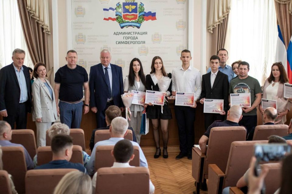 Михаил Афанасьев: Сегодня восемь одарённых выпускников симферопольских школ отправились в Санкт-Петербург на фестиваль «Алые паруса»! Михаил Афанасьев: Сегодня восемь одарённых выпускников симферопольских школ отправились в Санкт-Петербург на фестиваль «Алые паруса»!