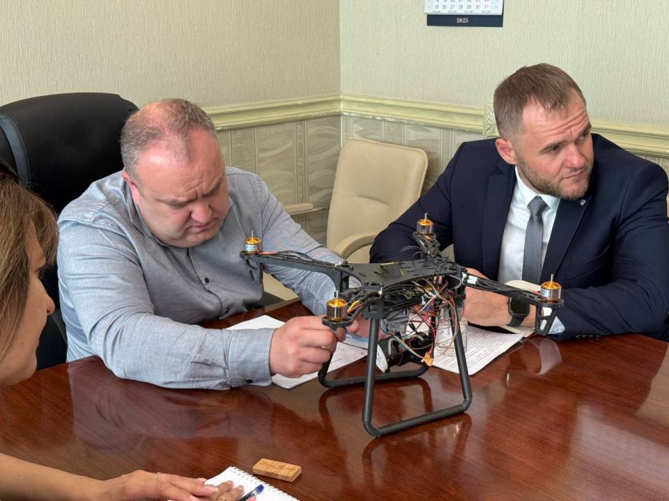 Во исполнение поручения Главы Республики Крым сегодня состоялась встреча юных изобретателей с министром сельского хозяйства Крыма Кратюком Денисом Васильевичем Во исполнение поручения Главы Республики Крым сегодня состоялась встреча юных изобретателей с министром сельского хозяйства Крыма Кратюком Денисом Васильевичем