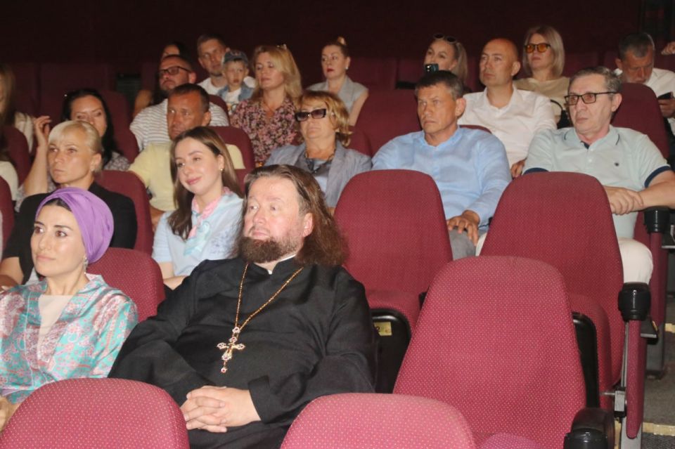 В Симферополе состоялся премьерный показ документального фильма «Незримый фронт» о работе крымских волонтёров В Симферополе состоялся премьерный показ документального фильма «Незримый фронт» о работе крымских волонтёров