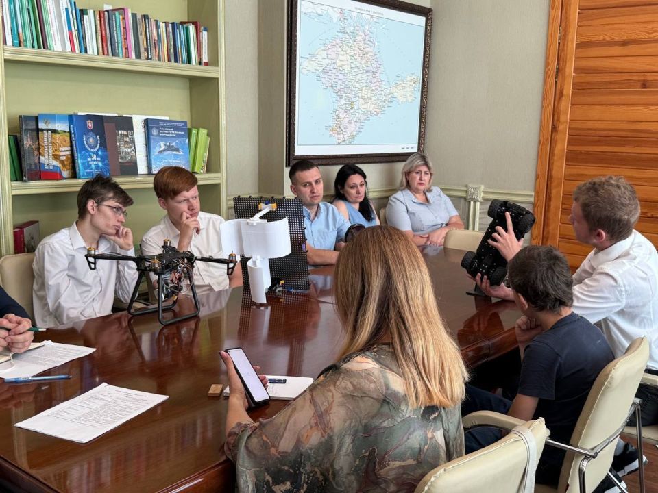 Во исполнение поручения Главы Республики Крым сегодня состоялась встреча юных изобретателей с министром сельского хозяйства Крыма Кратюком Денисом Васильевичем Во исполнение поручения Главы Республики Крым сегодня состоялась встреча юных изобретателей с министром сельского хозяйства Крыма Кратюком Денисом Васильевичем