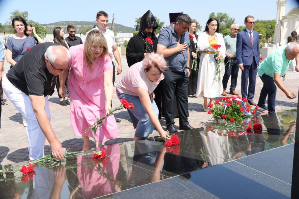 Ольга Урайкина: На территории мемориального комплекса «Путь возрождения народов Крыма» на железнодорожной станции «Сирень» прошло траурное мероприятие, приуроченное ко Дню депортации армян, греков и болгар из Крыма Ольга Урайкина: На территории мемориального комплекса «Путь возрождения народов Крыма» на железнодорожной станции «Сирень» прошло траурное мероприятие, приуроченное ко Дню депортации армян, греков и болгар из Крыма