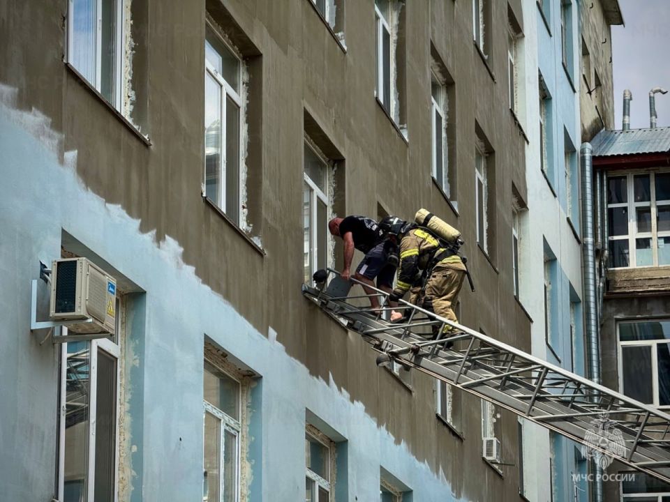 Пожарно-тактическое учение провели огнеборцы в медучреждении Джанкоя Пожарно-тактическое учение провели огнеборцы в медучреждении Джанкоя