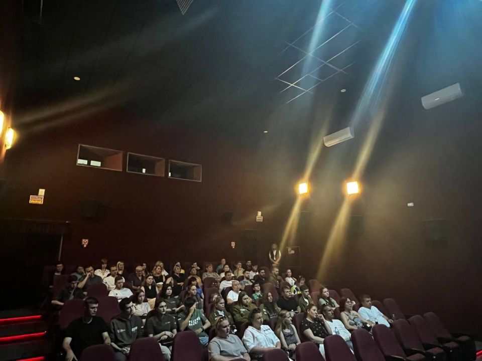 В Симферополе состоялся премьерный показ документального фильма «Незримый фронт» о работе крымских волонтёров В Симферополе состоялся премьерный показ документального фильма «Незримый фронт» о работе крымских волонтёров