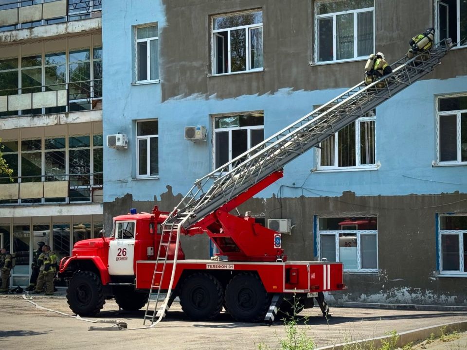 На базе ГБУЗ РК «Джанкойская центральная районная больница» проведены тренировочные пожарно-тактические учения по тушению пожара На базе ГБУЗ РК «Джанкойская центральная районная больница» проведены тренировочные пожарно-тактические учения по тушению пожара