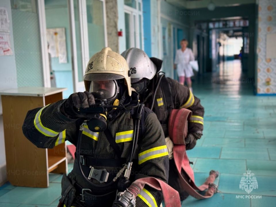 Пожарно-тактическое учение провели огнеборцы в медучреждении Джанкоя Пожарно-тактическое учение провели огнеборцы в медучреждении Джанкоя