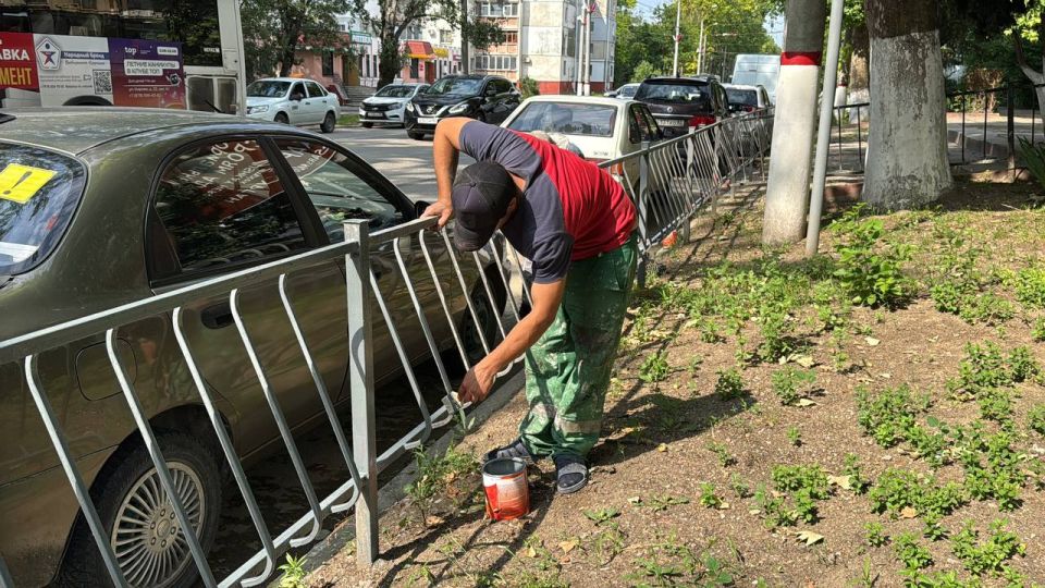 Сотрудники коммунальной службы проводят работы по окраске ограждений возле Горьковского рынка Сотрудники коммунальной службы проводят работы по окраске ограждений возле Горьковского рынка