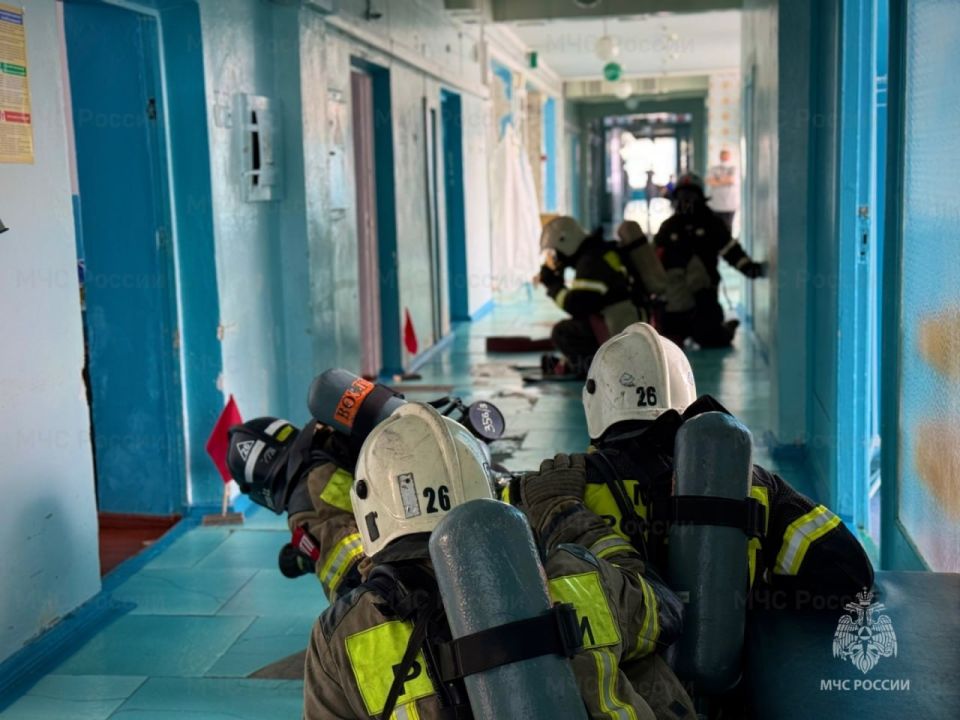 Пожарно-тактическое учение провели огнеборцы в медучреждении Джанкоя Пожарно-тактическое учение провели огнеборцы в медучреждении Джанкоя