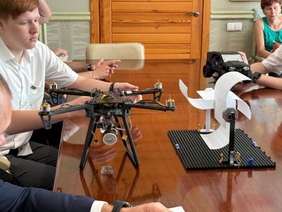 Во исполнение поручения Главы Республики Крым сегодня состоялась встреча юных изобретателей с министром сельского хозяйства Крыма Кратюком Денисом Васильевичем Во исполнение поручения Главы Республики Крым сегодня состоялась встреча юных изобретателей с министром сельского хозяйства Крыма Кратюком Денисом Васильевичем