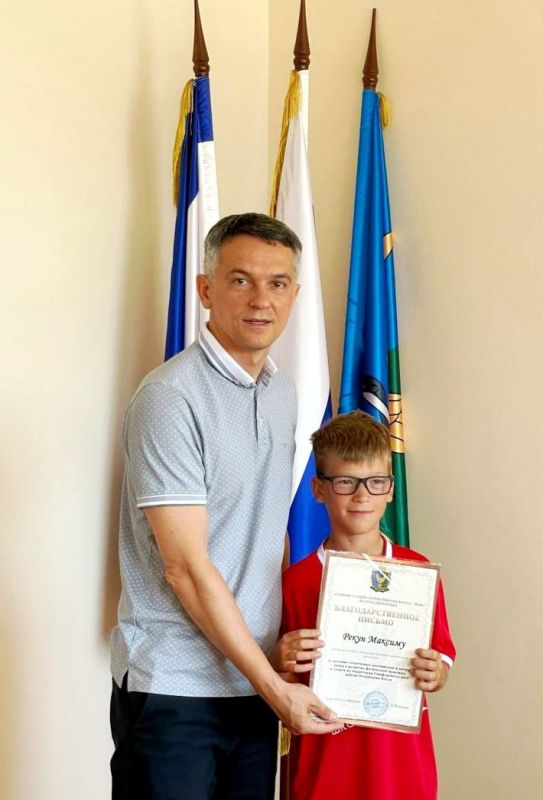 Сергей Петелин: С гордостью провёл награждение Благодарственными письмами Администрации Симферопольского района юных воспитанников Школы футбола "АДВИР" Сергей Петелин: С гордостью провёл награждение Благодарственными письмами Администрации Симферопольского района юных воспитанников Школы футбола "АДВИР"