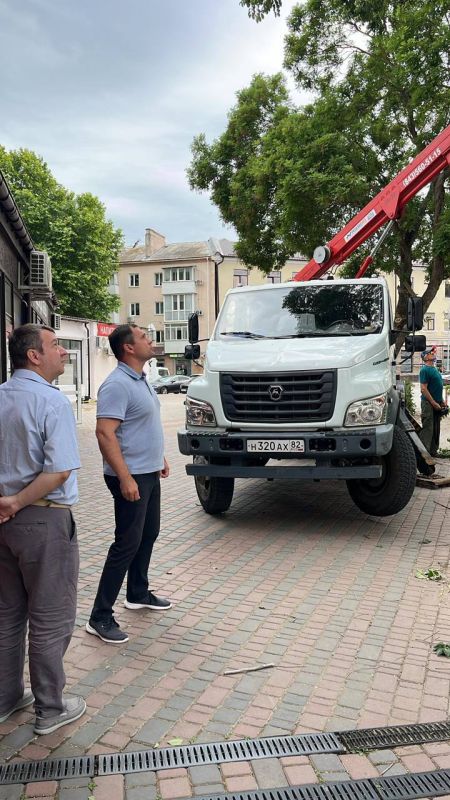 Сотрудники Службы городского хозяйства ведут санитарную обрезку деревьев и поднятие кроны на углу улиц Самойленко и Пирогова Сотрудники Службы городского хозяйства ведут санитарную обрезку деревьев и поднятие кроны на углу улиц Самойленко и Пирогова