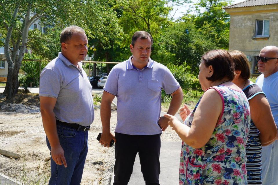 Глава администрации керчи Олег Каторгин продолжает выездные совещания на придомовых территориях, где ведется благоустройство Глава администрации керчи Олег Каторгин продолжает выездные совещания на придомовых территориях, где ведется благоустройство