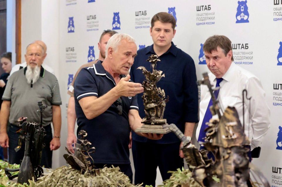 Первый зампред Госсовета Крыма Сергей Цеков осмотрел выставку-презентацию донецких кузнецов «Жизнь побеждает смерть» в Симферополе Первый зампред Госсовета Крыма Сергей Цеков осмотрел выставку-презентацию донецких кузнецов «Жизнь побеждает смерть» в Симферополе