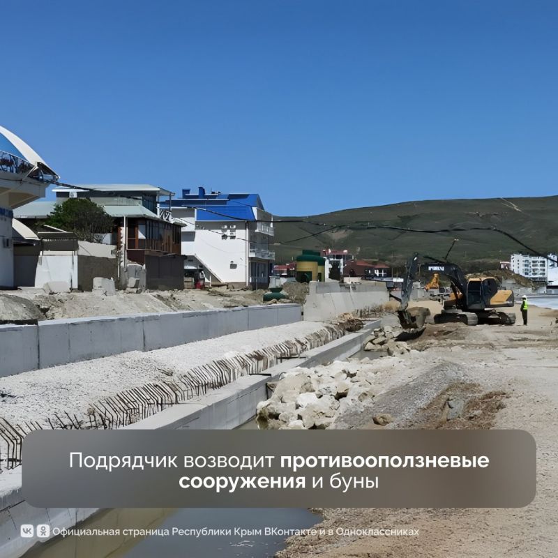 Летом в Феодосии крайне важно обеспечить достаточный полив деревьев Летом в Феодосии крайне важно обеспечить достаточный полив деревьев