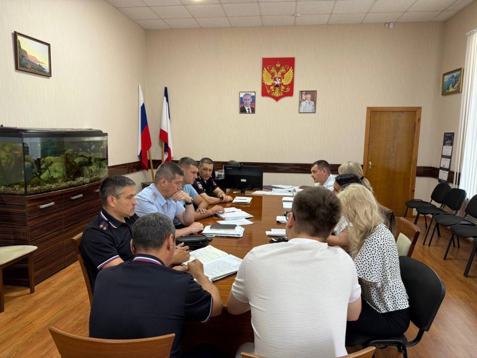 В Евпатории состоялось рабочее совещание, посвященное вопросам охраны общественного порядка В Евпатории состоялось рабочее совещание, посвященное вопросам охраны общественного порядка