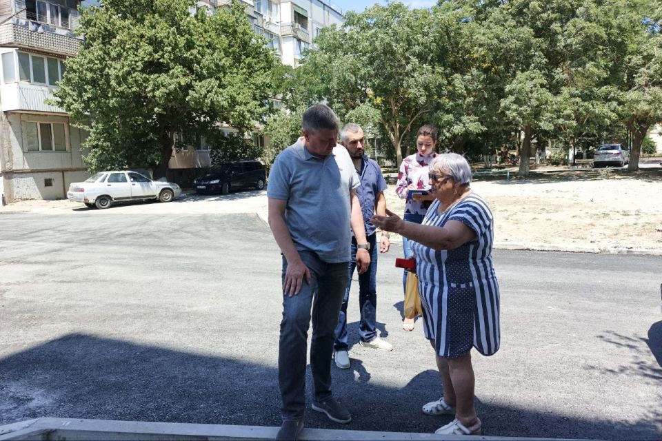 Александр Юрьев: Проверил ход работ по благоустройству дворов в Мирном и Новоозёрном, а также качество капитального ремонта крыш многоквартирных домов в Новоозёрном Александр Юрьев: Проверил ход работ по благоустройству дворов в Мирном и Новоозёрном, а также качество капитального ремонта крыш многоквартирных домов в Новоозёрном