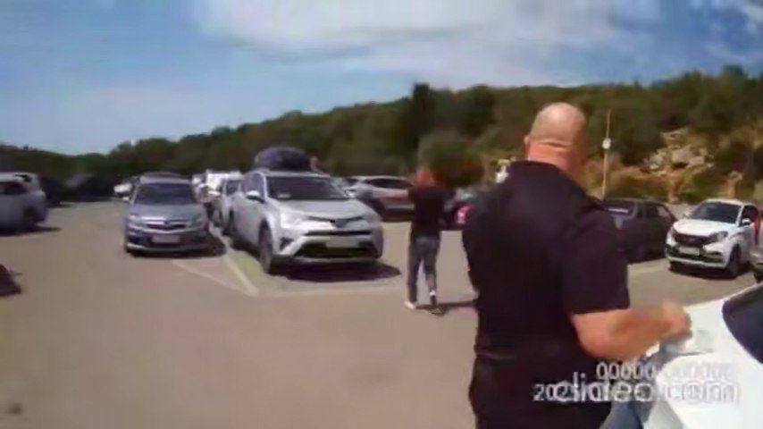 Лжепарковщики требуют завышенную плату за парковку рядом со смотровой площадкой «Ласточкиного гнезда»