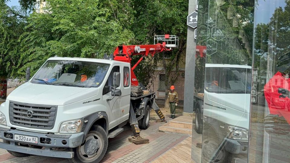 Сотрудники Службы городского хозяйства ведут санитарную обрезку деревьев и поднятие кроны на углу улиц Самойленко и Пирогова Сотрудники Службы городского хозяйства ведут санитарную обрезку деревьев и поднятие кроны на углу улиц Самойленко и Пирогова