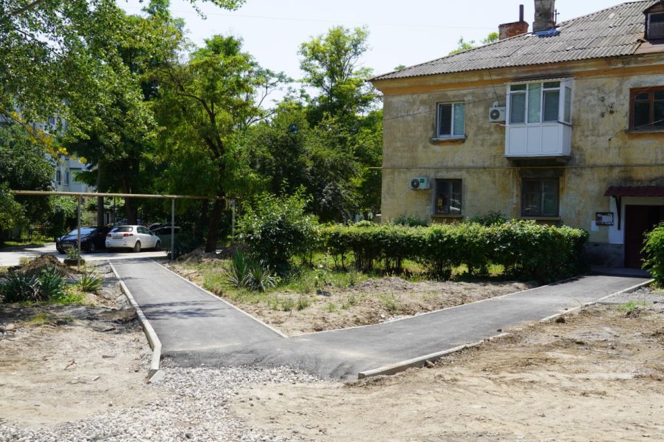 Глава администрации керчи Олег Каторгин продолжает выездные совещания на придомовых территориях, где ведется благоустройство Глава администрации керчи Олег Каторгин продолжает выездные совещания на придомовых территориях, где ведется благоустройство