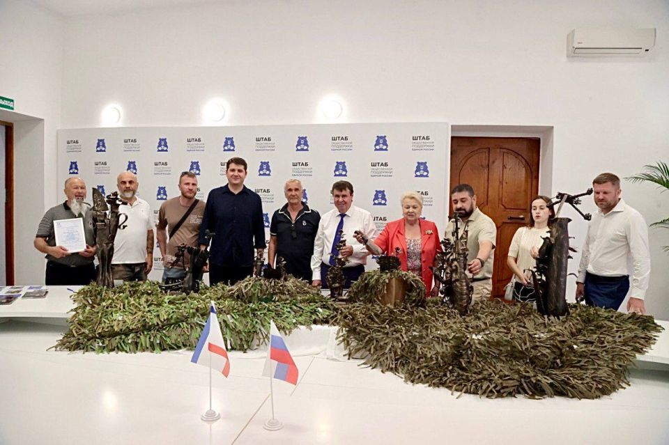 Первый зампред Госсовета Крыма Сергей Цеков осмотрел выставку-презентацию донецких кузнецов «Жизнь побеждает смерть» в Симферополе Первый зампред Госсовета Крыма Сергей Цеков осмотрел выставку-презентацию донецких кузнецов «Жизнь побеждает смерть» в Симферополе