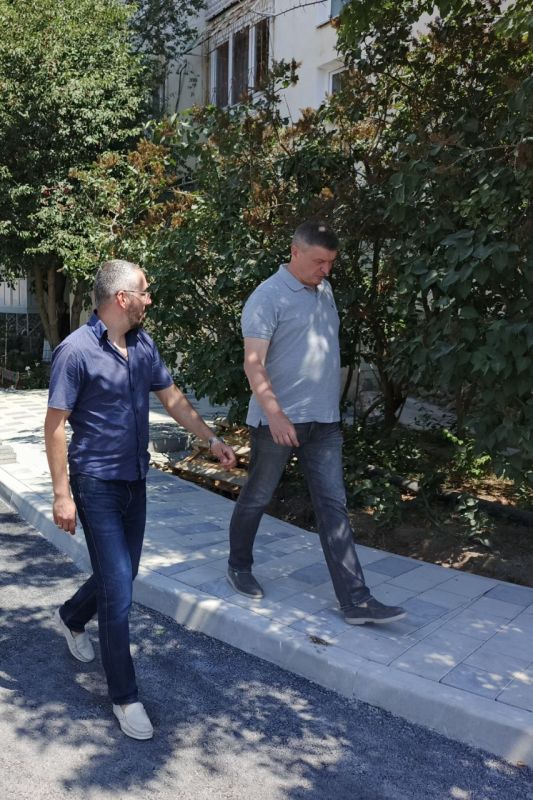 Александр Юрьев: Проверил ход работ по благоустройству дворов в Мирном и Новоозёрном, а также качество капитального ремонта крыш многоквартирных домов в Новоозёрном Александр Юрьев: Проверил ход работ по благоустройству дворов в Мирном и Новоозёрном, а также качество капитального ремонта крыш многоквартирных домов в Новоозёрном