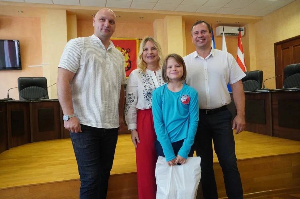 Ольга Торубарова: При поддержке Министерства Спорта Российской Федерации и Фонда «Наш спорт», по поручению Главы Республики Крым Сергея Аксенова в честь празднования Дня России вручила 58 комплекта спортивной формы... Ольга Торубарова: При поддержке Министерства Спорта Российской Федерации и Фонда «Наш спорт», по поручению Главы Республики Крым Сергея Аксенова в честь празднования Дня России вручила 58 комплекта спортивной формы...