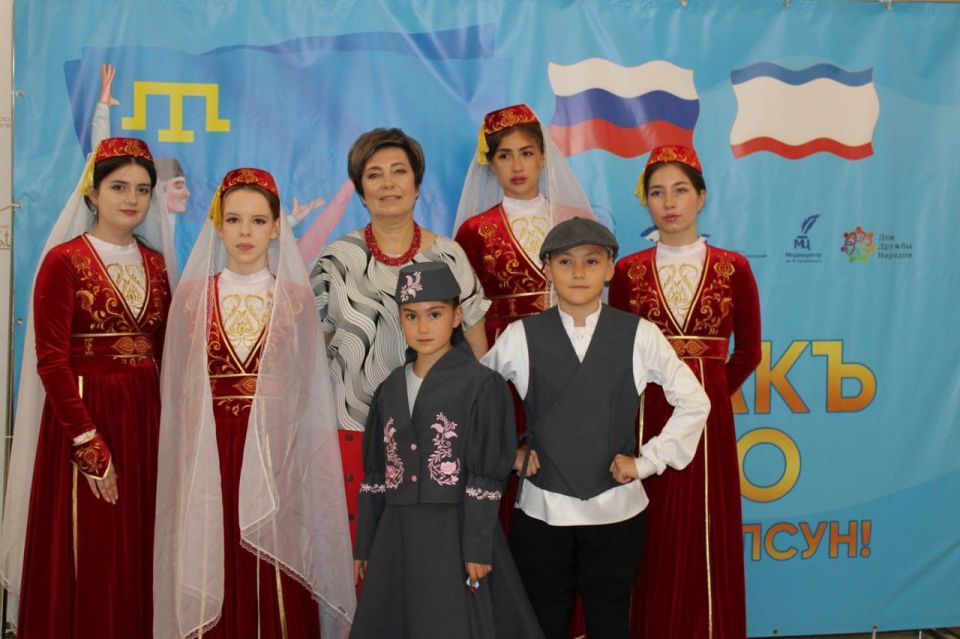 Патриотическая молодёжная акция прошла в Крымскотатарском академическом музыкально-драматическом театре Патриотическая молодёжная акция прошла в Крымскотатарском академическом музыкально-драматическом театре