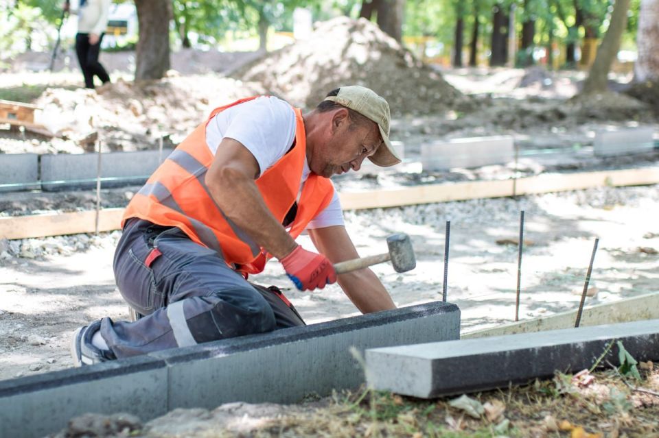 В крымской столице полным ходом ведутся работы по благоустройству самого большого городского парка — имени Юрия Гагарина В крымской столице полным ходом ведутся работы по благоустройству самого большого городского парка — имени Юрия Гагарина