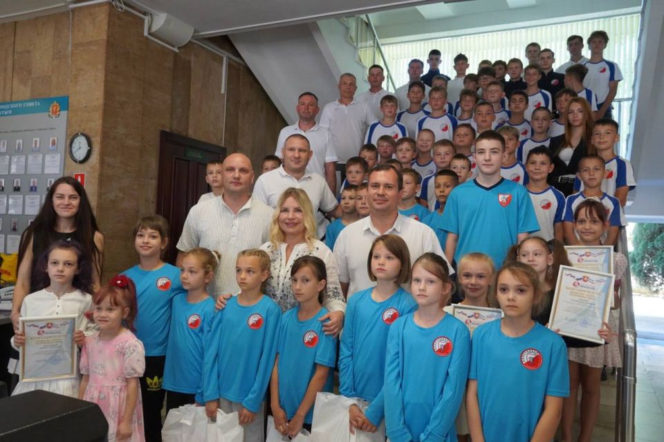 В Керчи вручили спортивную форму воспитанникам и тренерскому составу муниципальной спортивной школы «Грифон» В Керчи вручили спортивную форму воспитанникам и тренерскому составу муниципальной спортивной школы «Грифон»