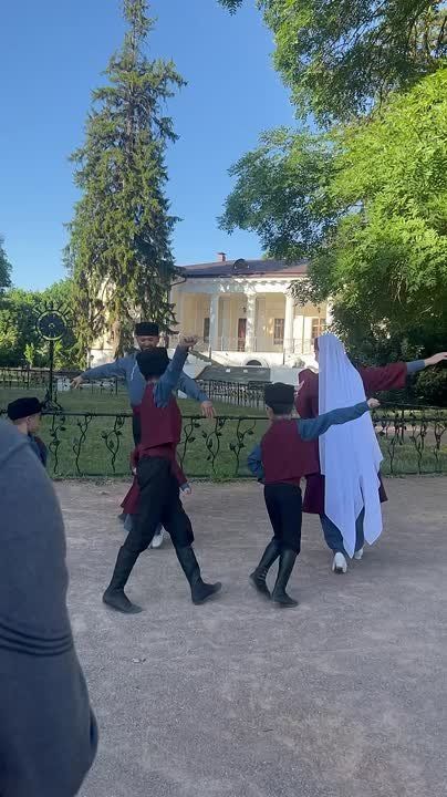 Семейный танец от нашего ведущего Эрнеста Пртыхова