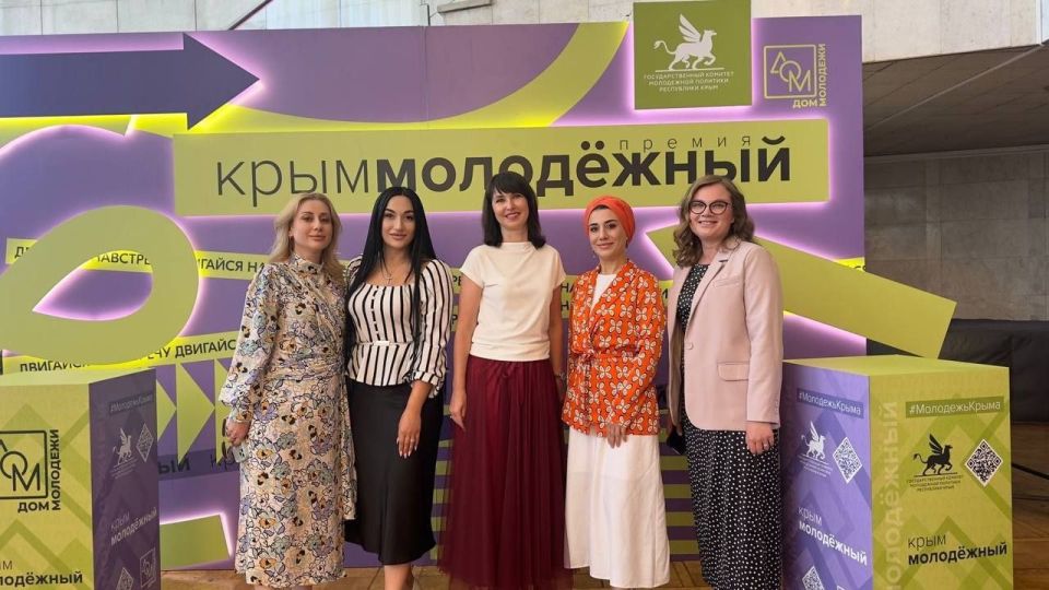 Председатель Госкомнаца Крыма Руслан Якубов и заместитель председателя Айкуи Арутюнян приняли участие в церемонии награждения Республиканской премии общественного признания «Крым молодежный» Председатель Госкомнаца Крыма Руслан Якубов и заместитель председателя Айкуи Арутюнян приняли участие в церемонии награждения Республиканской премии общественного признания «Крым молодежный»
