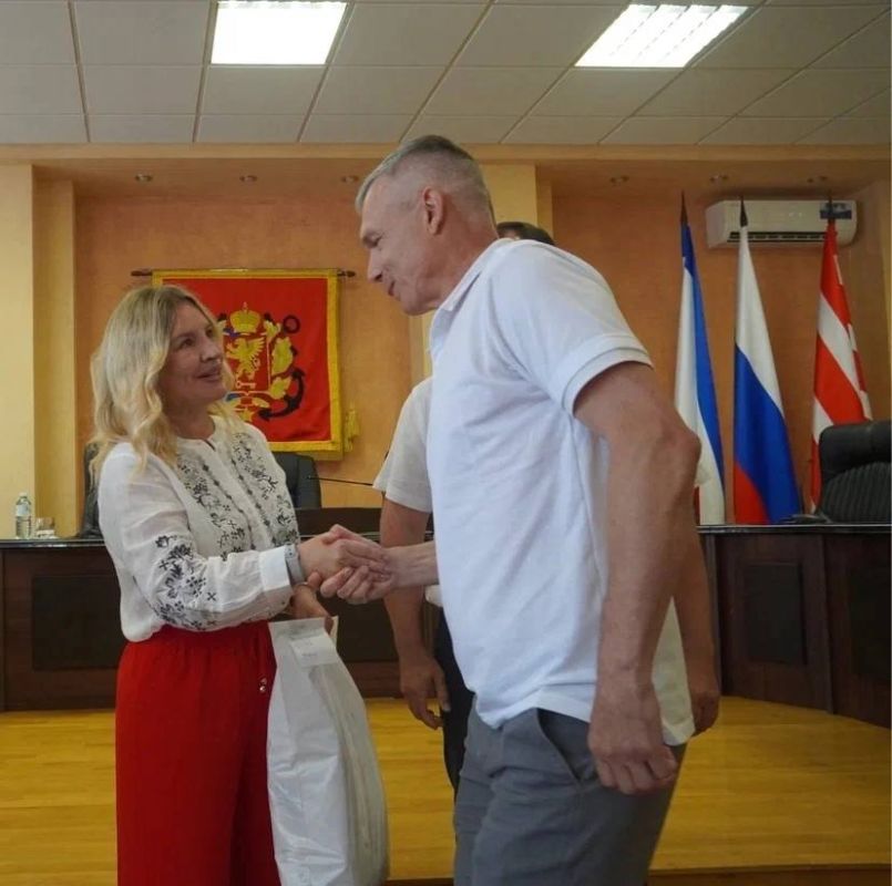 Ольга Торубарова: При поддержке Министерства Спорта Российской Федерации и Фонда «Наш спорт», по поручению Главы Республики Крым Сергея Аксенова в честь празднования Дня России вручила 58 комплекта спортивной формы... Ольга Торубарова: При поддержке Министерства Спорта Российской Федерации и Фонда «Наш спорт», по поручению Главы Республики Крым Сергея Аксенова в честь празднования Дня России вручила 58 комплекта спортивной формы...