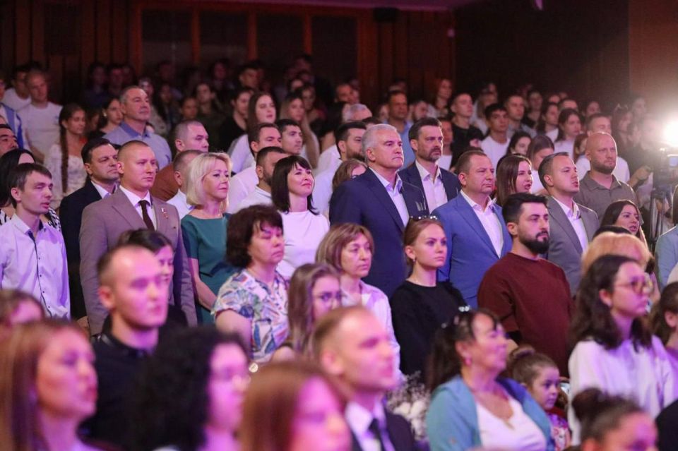 Сегодня, 27 июня в рамках празднования Дня Молодежи, на базе ГАУ РК «Государственный Академический Музыкальный театр Республики Крым» был проведен финал Республиканской премии общественного признания «Крым Молодежный» Сегодня, 27 июня в рамках празднования Дня Молодежи, на базе ГАУ РК «Государственный Академический Музыкальный театр Республики Крым» был проведен финал Республиканской премии общественного признания «Крым Молодежный»