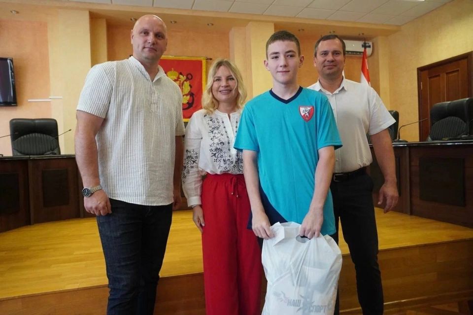 Ольга Торубарова: При поддержке Министерства Спорта Российской Федерации и Фонда «Наш спорт», по поручению Главы Республики Крым Сергея Аксенова в честь празднования Дня России вручила 58 комплекта спортивной формы... Ольга Торубарова: При поддержке Министерства Спорта Российской Федерации и Фонда «Наш спорт», по поручению Главы Республики Крым Сергея Аксенова в честь празднования Дня России вручила 58 комплекта спортивной формы...