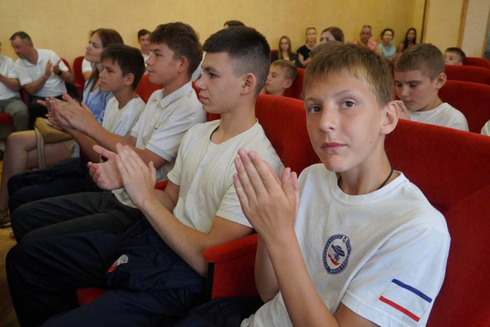 В Керчи вручили спортивную форму воспитанникам и тренерскому составу муниципальной спортивной школы «Грифон» В Керчи вручили спортивную форму воспитанникам и тренерскому составу муниципальной спортивной школы «Грифон»