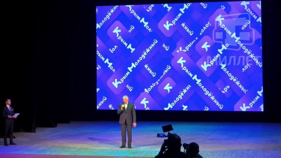 Глава Крыма наградил лауреатов премии общественного признания «Крым молодежный»