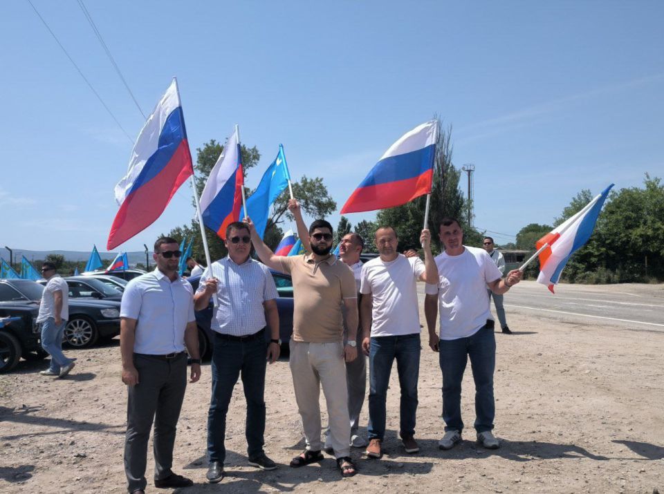 В Бахчисарайском районе прошёл автопробег, посвящённый Дню крымскотатарского флага В Бахчисарайском районе прошёл автопробег, посвящённый Дню крымскотатарского флага