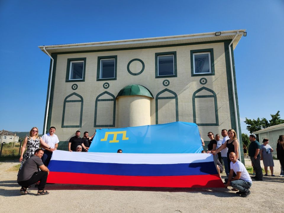 В Судаке прошло мероприятие, посвященное Дню крымскотатарского флага В Судаке прошло мероприятие, посвященное Дню крымскотатарского флага