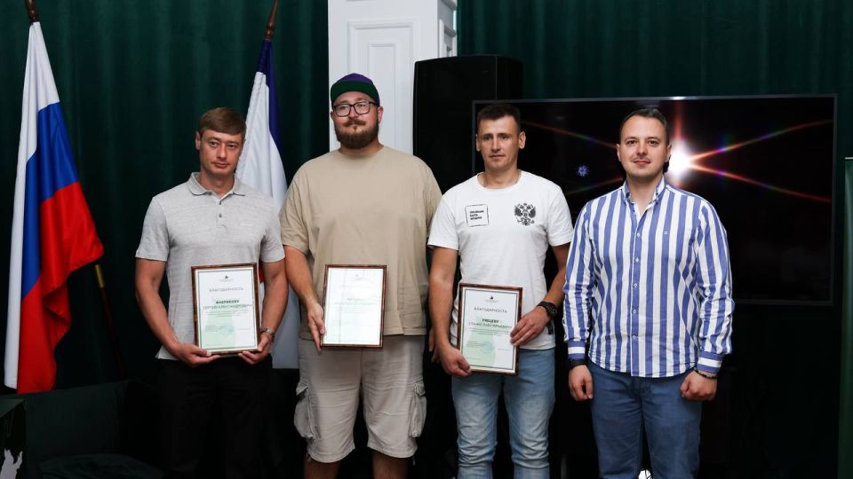 Отмечаем лучших. В Доме молодёжи Республики Крым прошло торжественное награждение студентов и представителей молодёжных организаций, проявивших себя в реализации молодёжной политики и активной гражданской позиции Отмечаем лучших. В Доме молодёжи Республики Крым прошло торжественное награждение студентов и представителей молодёжных организаций, проявивших себя в реализации молодёжной политики и активной гражданской позиции