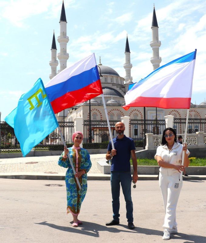 Сегодня в Симферополе и Симферопольском районе в рамках молодежной патриотической акции прошёл автопробег Сегодня в Симферополе и Симферопольском районе в рамках молодежной патриотической акции прошёл автопробег