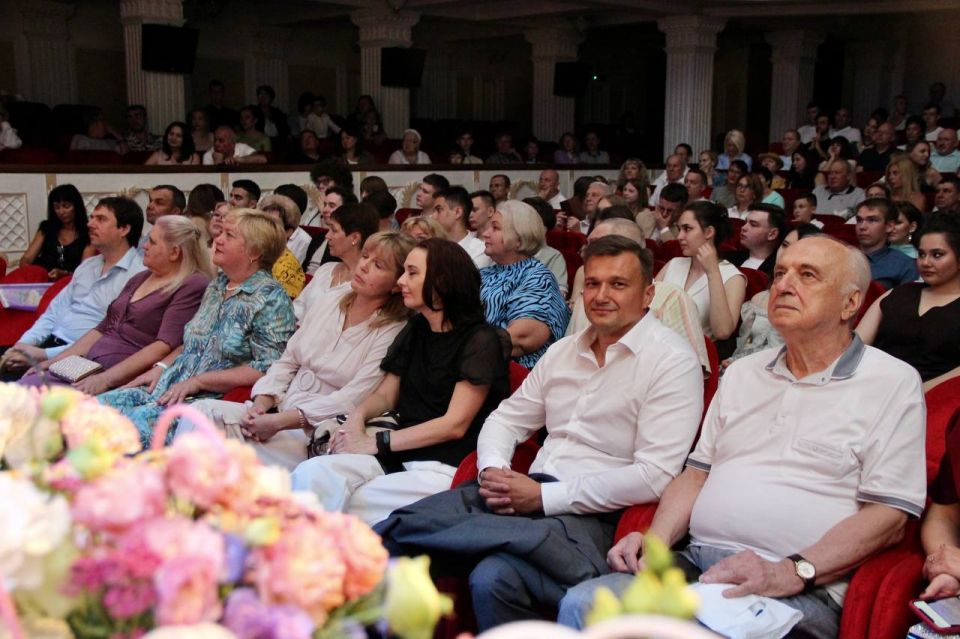 Константин Шимановский: Вручение аттестатов выпускникам 2025 года символично состоялось в День молодежи! Среди ребят и моя дочка, которая обучалась в 11-В школы-лицея №9. Время пролетело очень быстро и она уже совсем взрослая Константин Шимановский: Вручение аттестатов выпускникам 2025 года символично состоялось в День молодежи! Среди ребят и моя дочка, которая обучалась в 11-В школы-лицея №9. Время пролетело очень быстро и она уже совсем взрослая