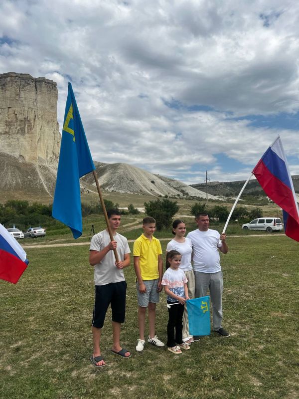 В Белогорском районе прошёл автопробег, посвящённый Дню крымскотатарского флага В Белогорском районе прошёл автопробег, посвящённый Дню крымскотатарского флага