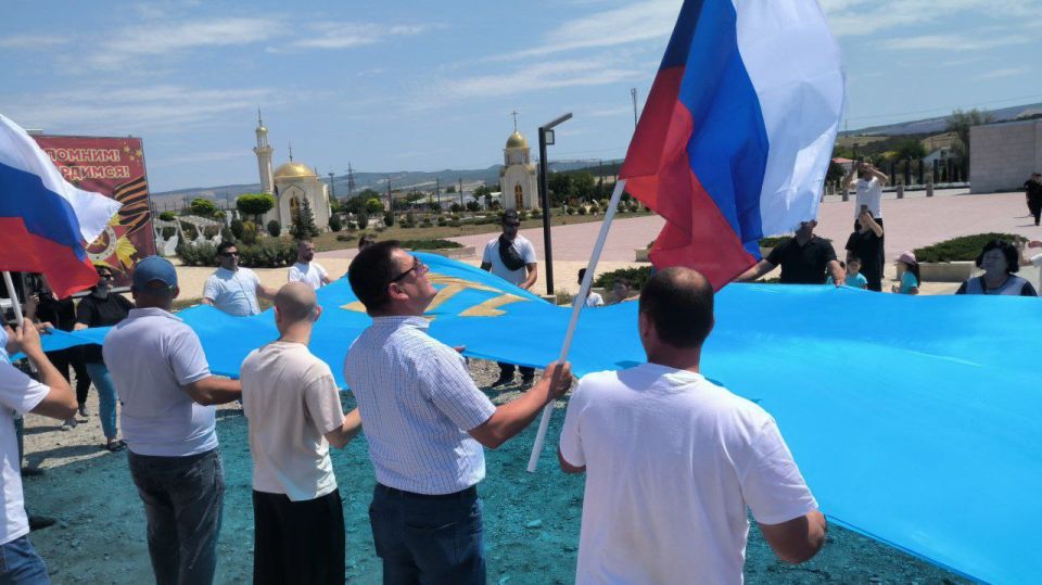 В Бахчисарайском районе прошёл автопробег, посвящённый Дню крымскотатарского флага В Бахчисарайском районе прошёл автопробег, посвящённый Дню крымскотатарского флага