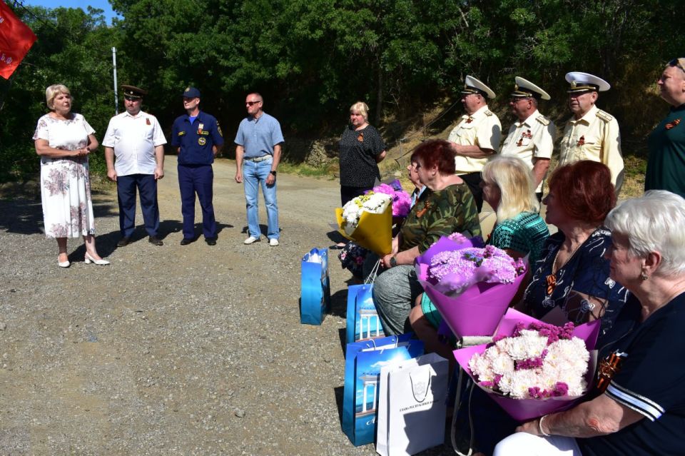 Галина Огнёва: Накануне Дня партизан и подпольщиков России мы возложили цветы на памятный знак бойцам и командирам Алуштинского партизанского отряда и почтили память о мужественных и самоотверженных людях Галина Огнёва: Накануне Дня партизан и подпольщиков России мы возложили цветы на памятный знак бойцам и командирам Алуштинского партизанского отряда и почтили память о мужественных и самоотверженных людях