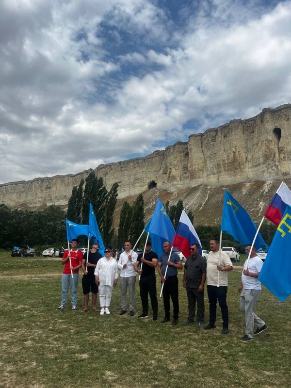 В Белогорском районе прошёл автопробег, посвящённый Дню крымскотатарского флага В Белогорском районе прошёл автопробег, посвящённый Дню крымскотатарского флага