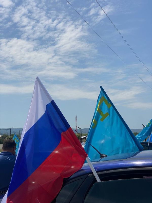 В Бахчисарайском районе прошёл автопробег, посвящённый Дню крымскотатарского флага В Бахчисарайском районе прошёл автопробег, посвящённый Дню крымскотатарского флага